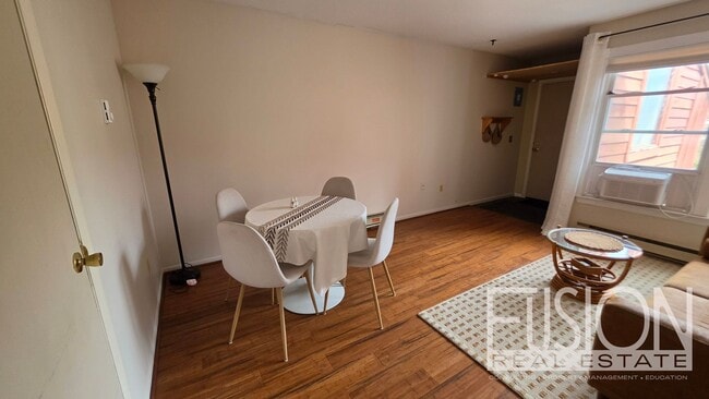 Building Photo - Bright, FURNISHED 2-Bedroom in Prime Burlington Location — Available NOW!