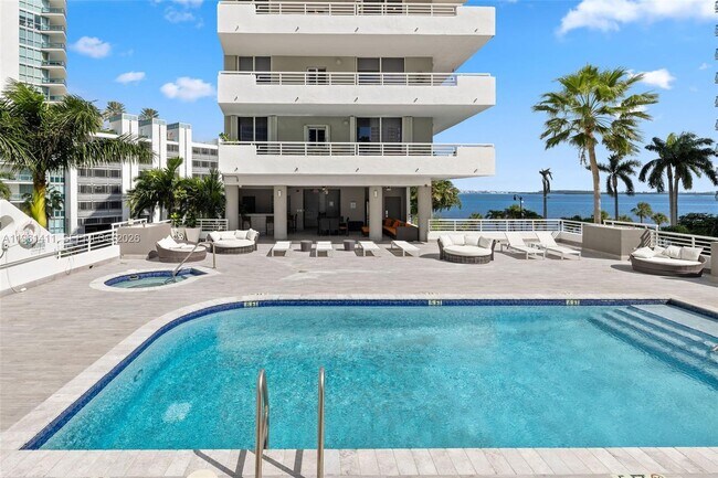 Building Photo - 1402 Brickell Bay Dr