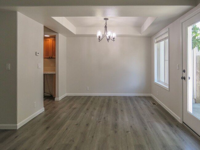 Building Photo - Updated Interior ! Spacious 2 Bedroom 2.5 ...