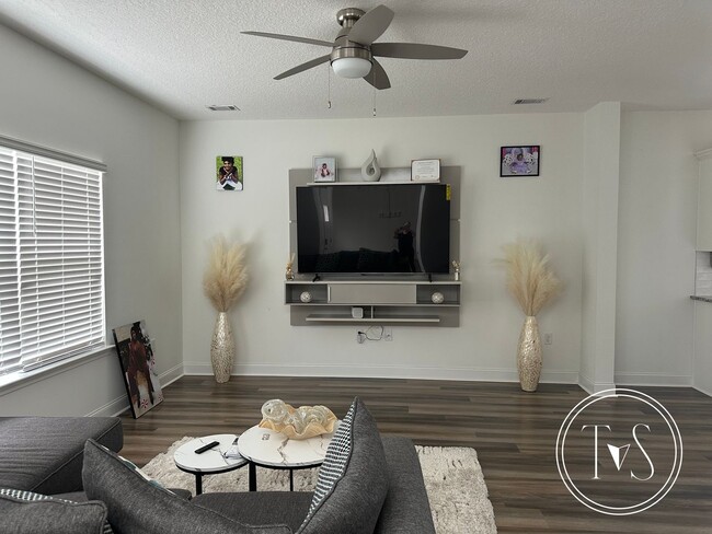 Building Photo - FALL MOVE-IN SPECIAL: $1000 OFF 1ST MONTH'...