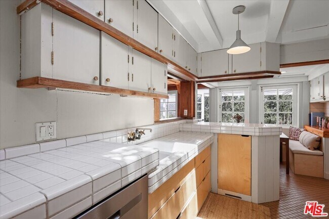 Building Photo - 1555 Fernwood Pacific Dr
