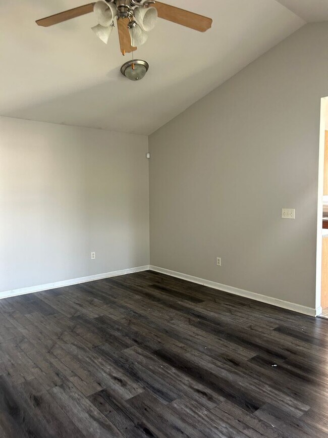 Building Photo - 404 Tailfeather Dr
