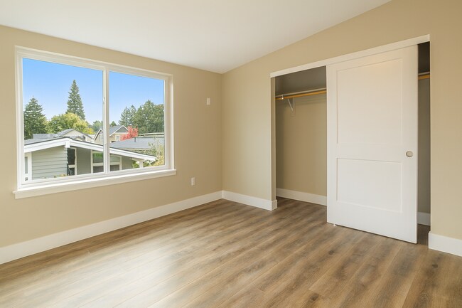 Building Photo - Your Bend Retreat: Spacious End Unit Townhouse with Pilot Butte Views