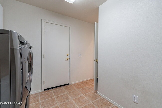 Building Photo - 36500 S Rock Crest Dr