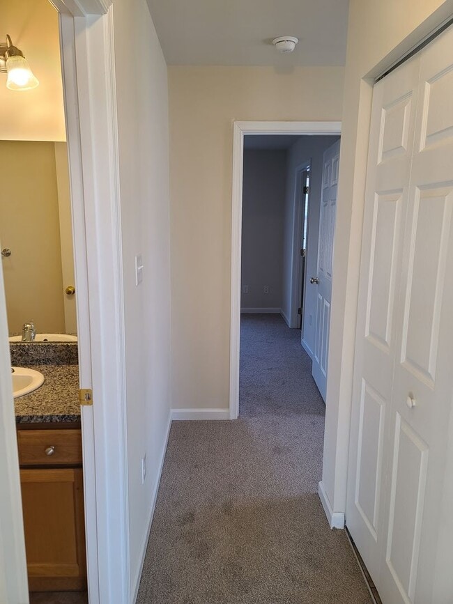 Building Photo - 3 Bedroom 2 1/2 bath ** End Unit** Townhome for Rent in Waynesboro