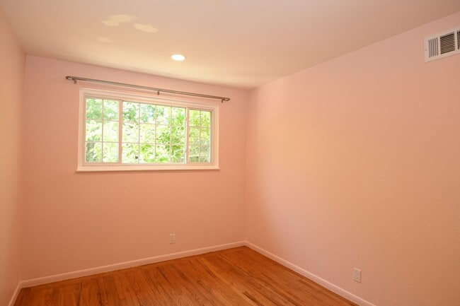 Building Photo - 4/2 W/ AC near San Tomas Expwy & El Camino...