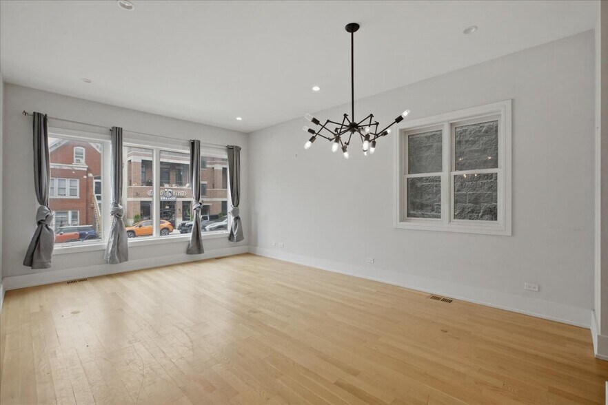 Building Photo - 3049 N Clybourn Ave