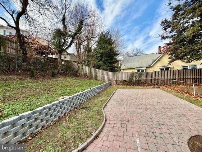 Building Photo - 2415 Fairhaven Ave