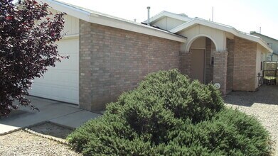 Building Photo - East El Paso 3 bed Refirg A/C