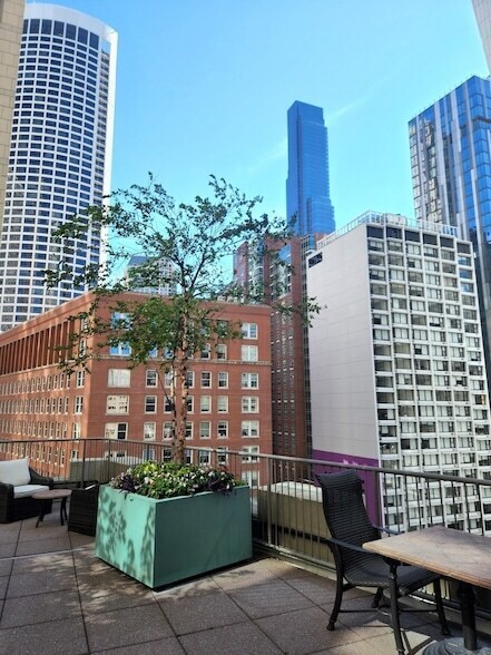 Building Photo - 57 E Delaware Pl