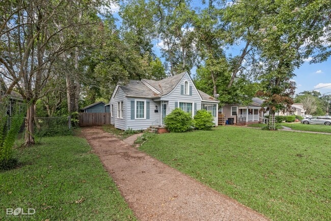 Building Photo - Check Out this 3 bed 2 bath!!