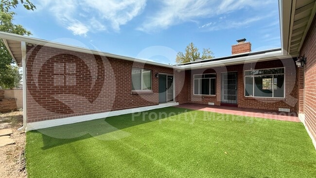 Building Photo - 2212 E La Mirada St