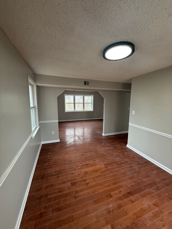 Building Photo - Beautiful 3 Bedroom 2 bath Townhome Conveniently Located and updated