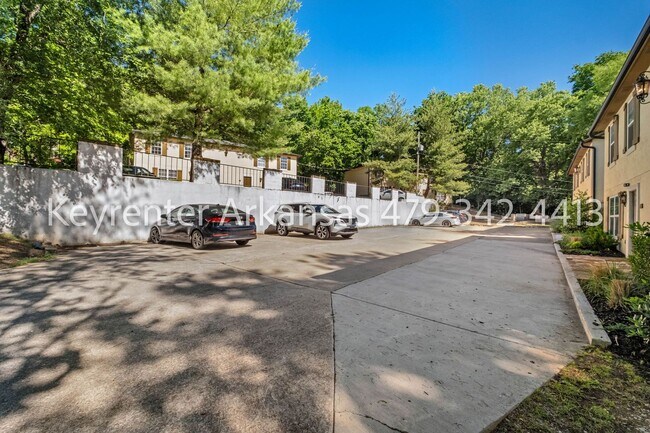 Building Photo - Beautifully renovated 3 bedroom, 2 bath | Fayetteville AR