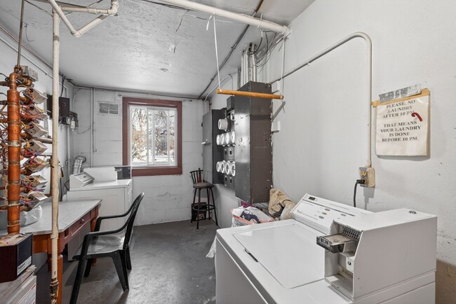 Building Photo - Spacious 2BR/1Bath Available Now!