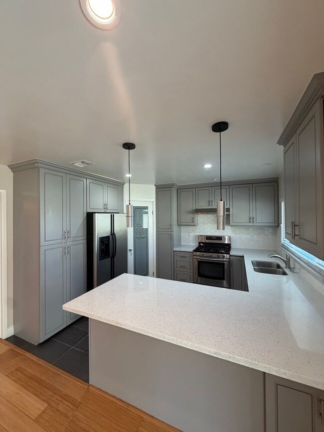 Building Photo - Beautiful 3 Bedroom Home in Avocado Heights
