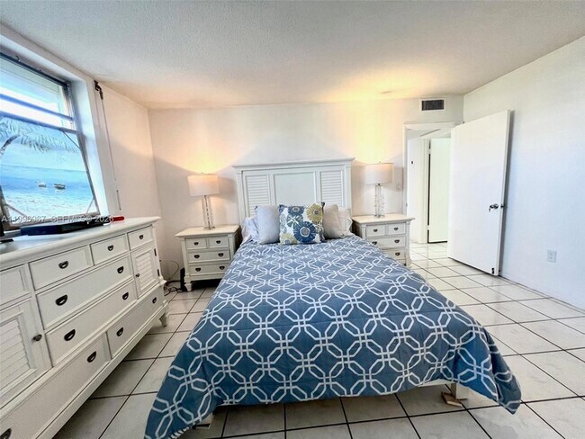 Building Photo - 3030 Marcos Dr