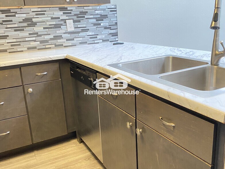 Building Photo - 633 W Southern Ave