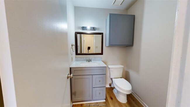 Building Photo - 2807 Longmire Dr