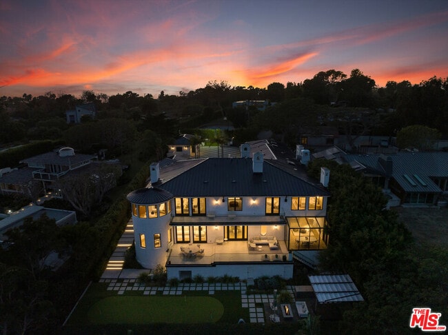 Building Photo - 7052 Dume Dr