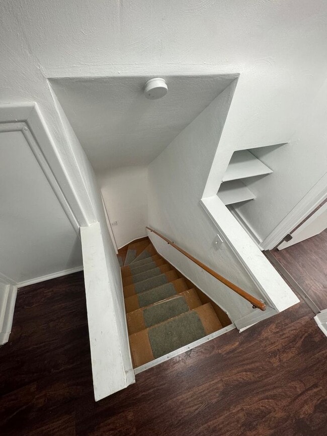 Building Photo - Spacious 4-Bed 2-Bath House!!