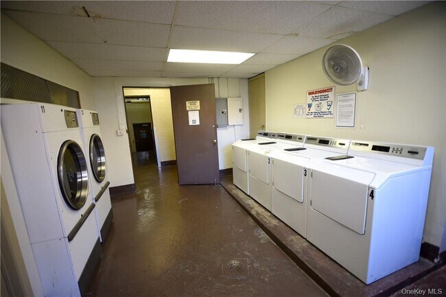 Building Photo - 2 Sadore Ln