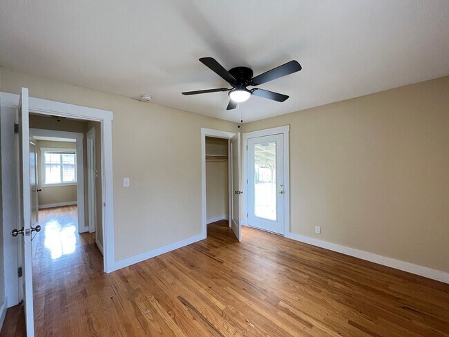 Building Photo - Charming 2 Bed 1 Ba House in Gladstone - Garage, Washer and Dryer, Landscaping Including!