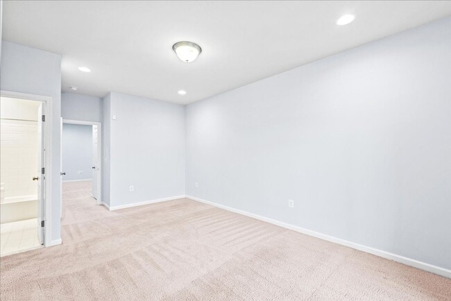 Building Photo - Commuter Friendly 3 Bed 3.5 Bath Townhome