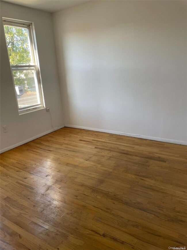 Building Photo - 62 Middle Neck Rd