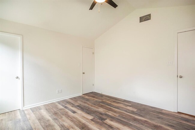 Building Photo - 8715 Pineridge Dr