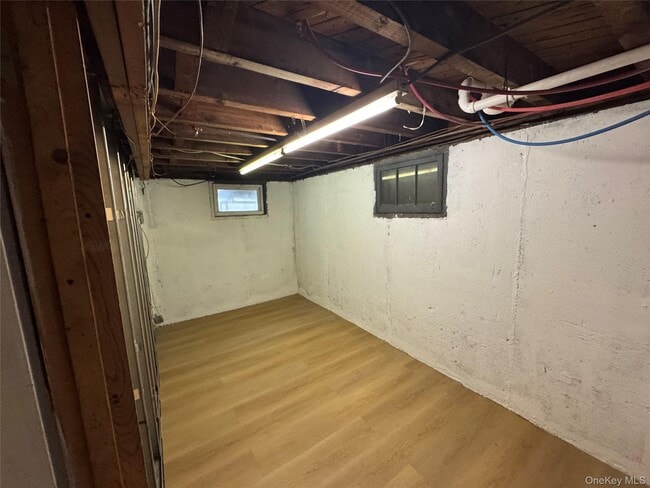 Building Photo - 303 Woodbury Rd