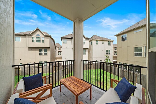 Building Photo - 2009 Royal Landing Dr