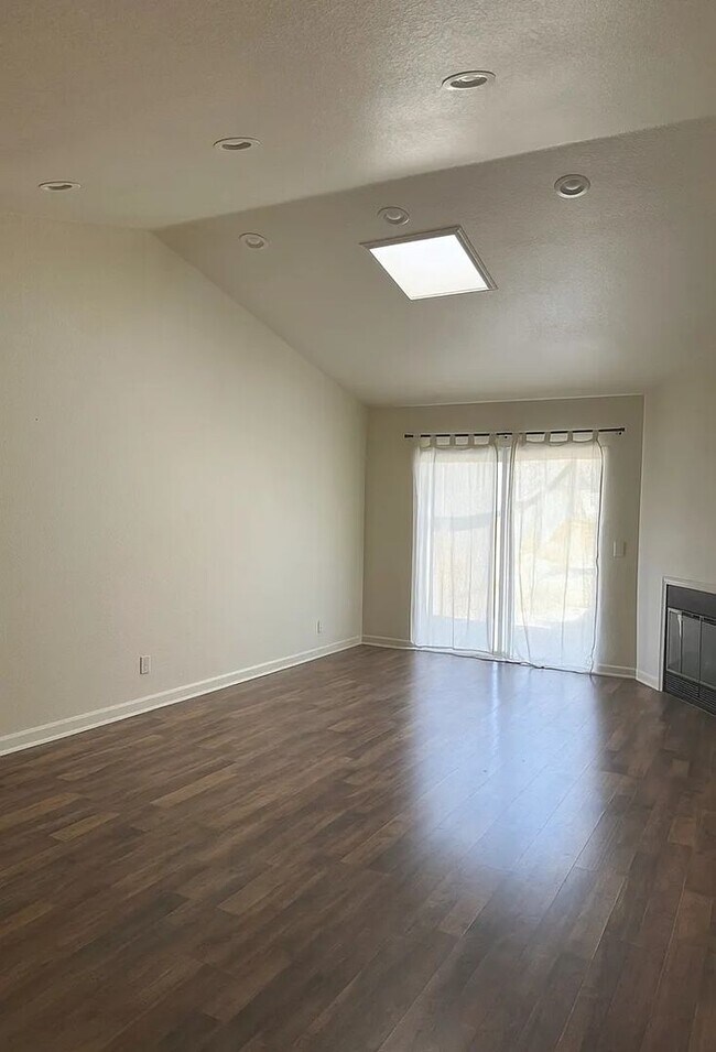 Building Photo - Duplex for Rent in Sacramento, CA