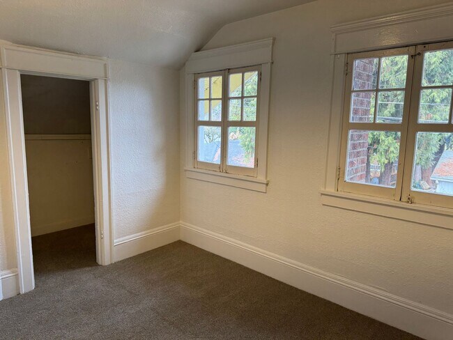 Building Photo - Large 4 bedroom, 1.5 bathroom farm house on River Rd!