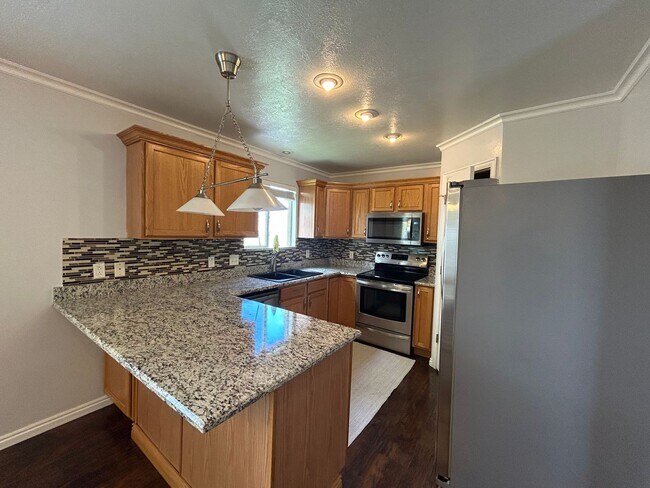 Building Photo - 4 Bedroom 4 Bathroom Home in Provo, Utah!