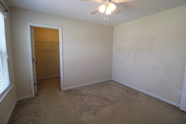Building Photo - 870 Cormier Dr