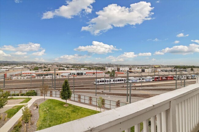 Building Photo - Beautiful, updated 3 bedroom townhome!