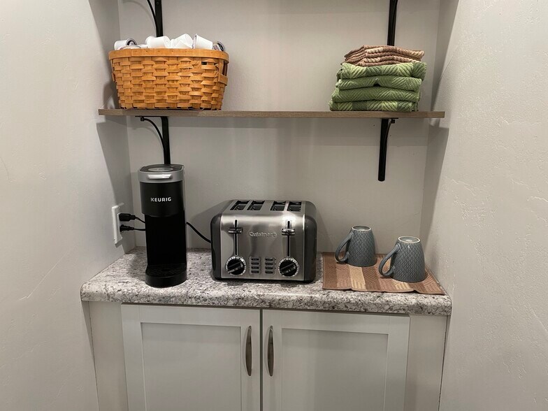 Building Photo - 1038 S Knollwood Dr