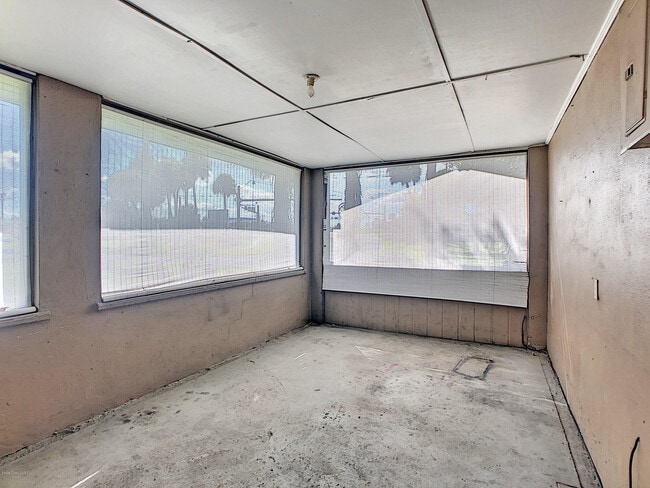 Building Photo - 319 Lucerne Dr