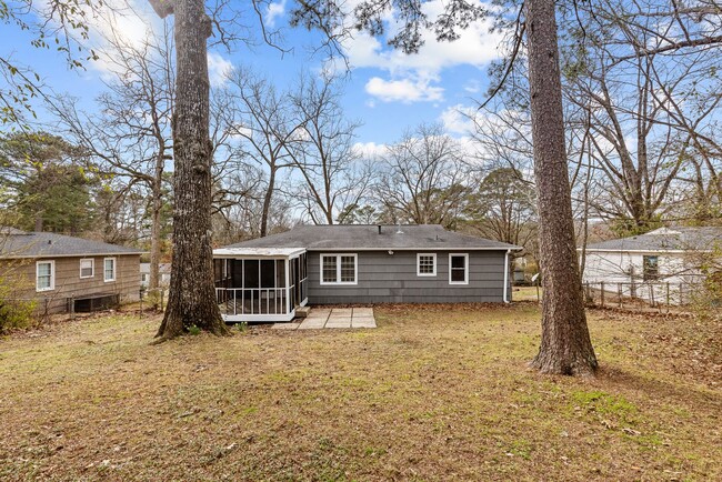 Building Photo - Beautifully Renovated 3 Bedroom 2 Bath Hom...