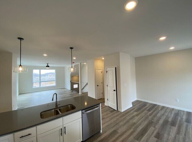 Building Photo - $2,275 | 3 Bedroom, 2.5 Bathroom Town Home | Pet Friendly | Sublease* | Available for August 1st,...