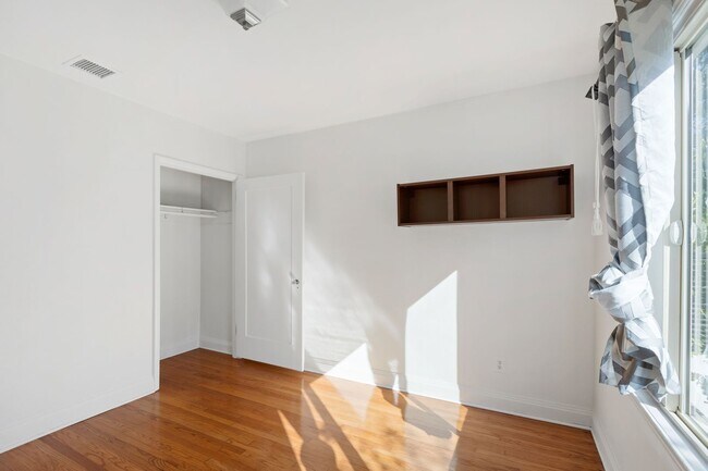 Building Photo - Spacious 4 BR 3 BA Home in Prime West L.A.