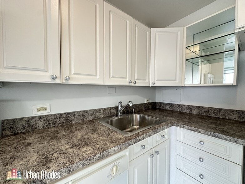 Building Photo - 1335 N Dearborn St