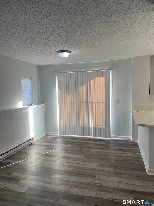 Building Photo - 925 Oronoke Rd