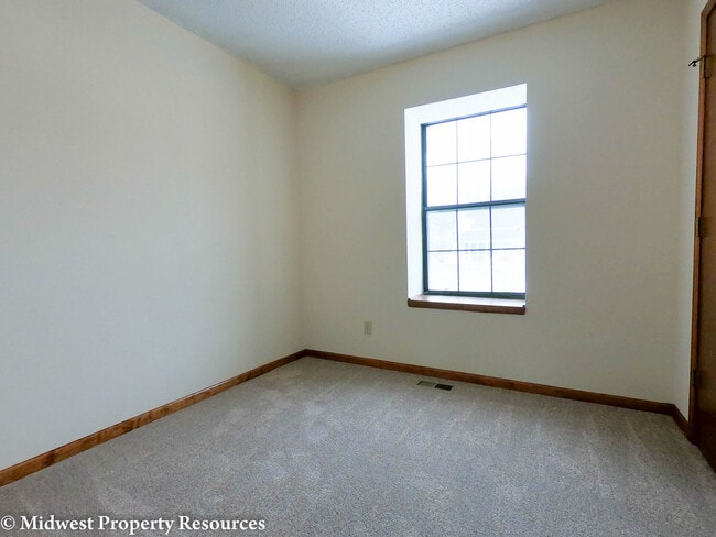 Building Photo - Clean and Fresh 3 Bedroom/2 Bath home in L...