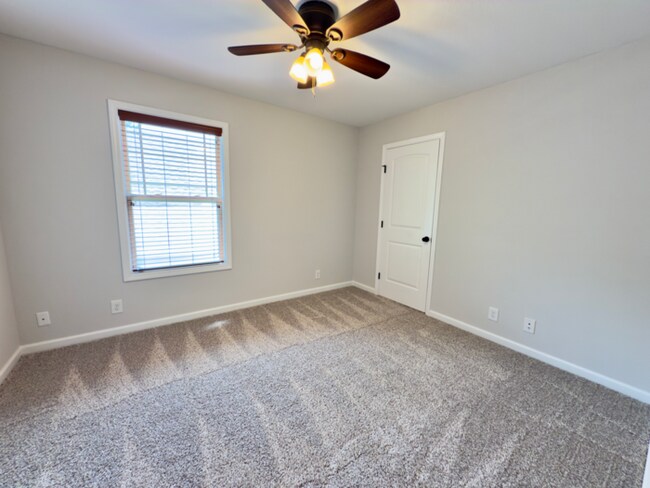 Building Photo - 638 Hidden Valley Dr