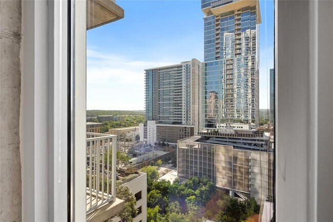 Building Photo - 360 Nueces St