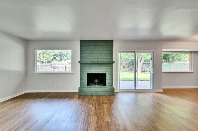 Building Photo - Beautiful 3/2 near Domain