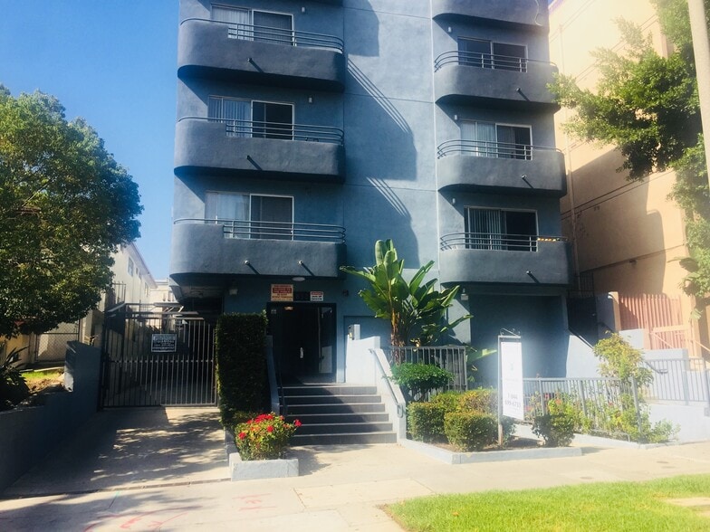 Building Photo - 833 S Berendo St