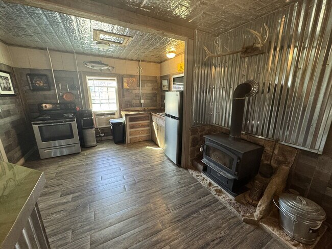 Building Photo - Unique country living in fully furnished cabin! Easy drive to Stephenville.